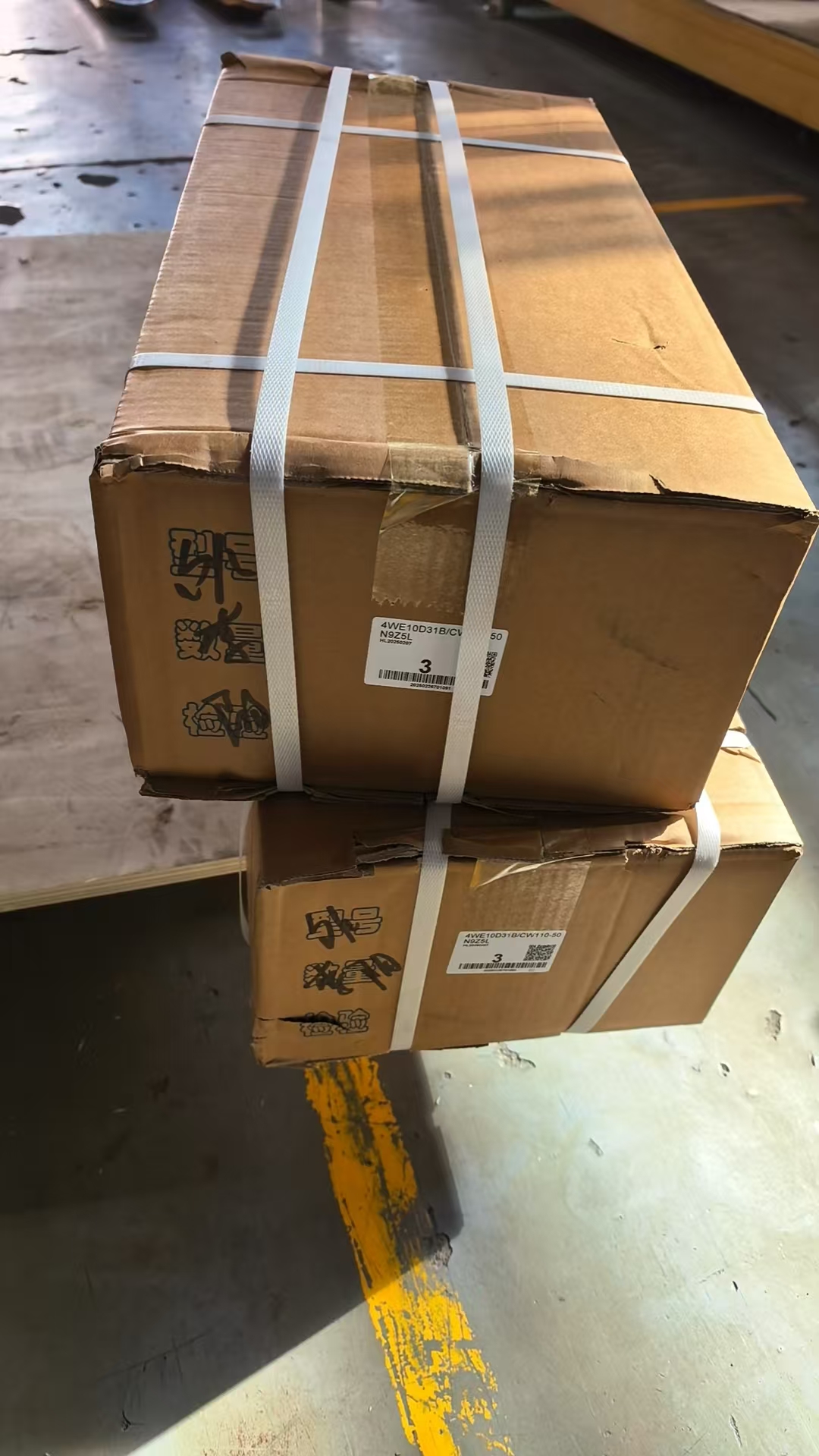 Aviso de envío de hoy-6pcs 4We10D31B Válvulas direccionales